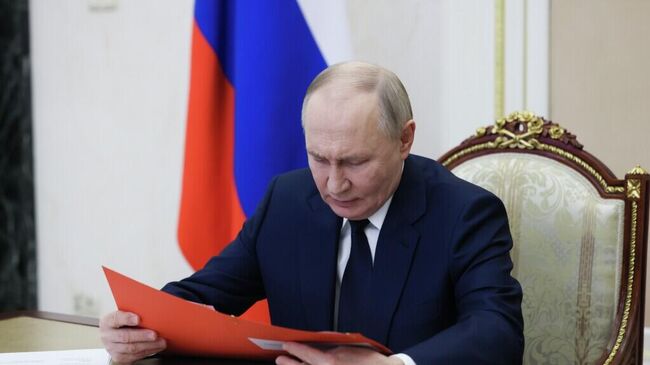 Путин на оперативном заседании с постоянными членами Совбеза