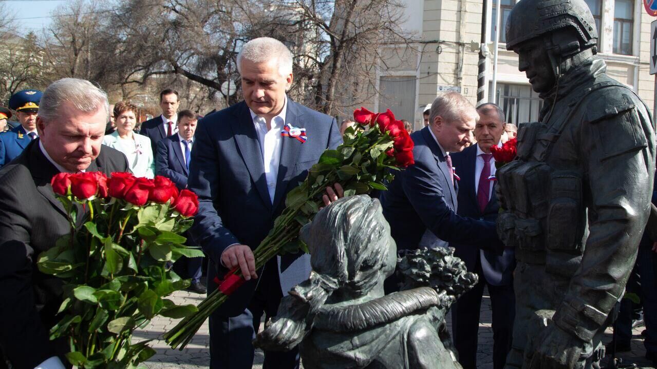 Возложение цветов к памятникам Вежливым людям и Народному ополчению всех времен в Симферополе - РИА Новости, 1920, 14.03.2025