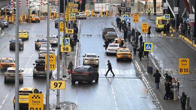 Автомобили на территории международного аэропорта Шереметьево