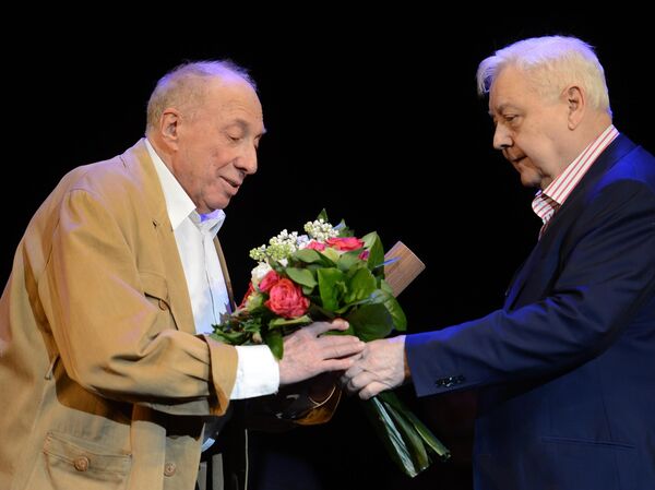Актер Сергей Юрский и актер, художественный руководитель Московского художественного театра имени А.П.Чехова Олег Табаков во время спектакля Полеты с ангелом. Шагал в театре им. М.Н. Ермоловой Актер Сергей Юрский и актер, художественный руководитель Московского художественного театра имени А.П.Чехова Олег Табаков во время спектакля Полеты с ангелом. Шагал в театре им. М.Н. Ермоловой