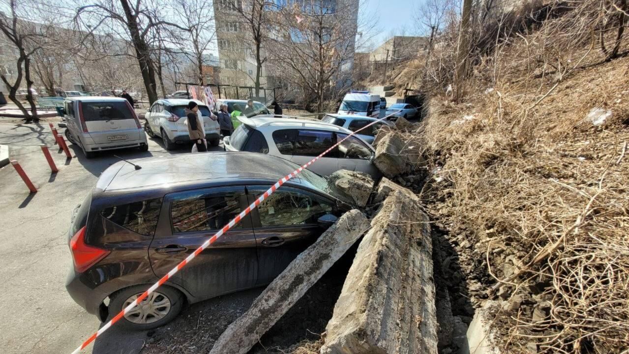 На месте обрушения подпорной стены во Владивостоке - РИА Новости, 1920, 15.03.2025