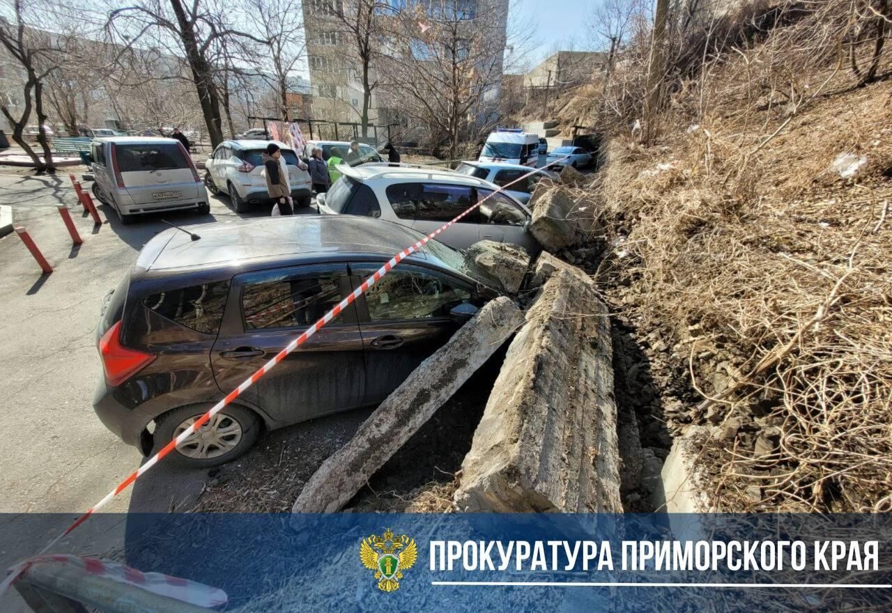 На месте обрушения подпорной стены во Владивостоке - РИА Новости, 1920, 15.03.2025