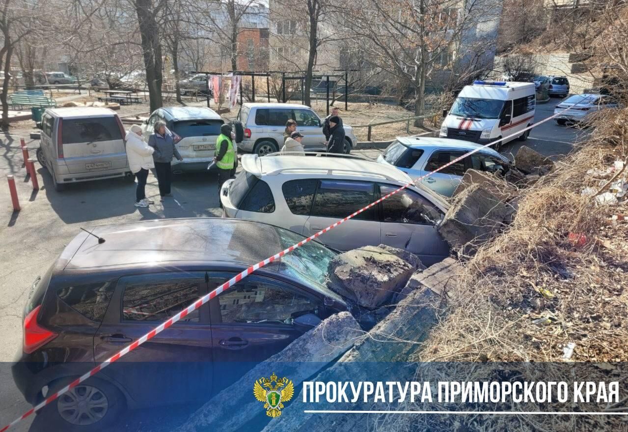 На месте обрушения подпорной стены во Владивостоке - РИА Новости, 1920, 15.03.2025