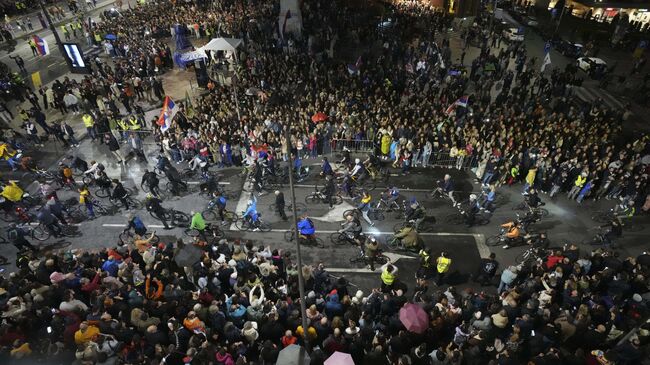 Участники акции протеста в центре Белграда, Сербия
