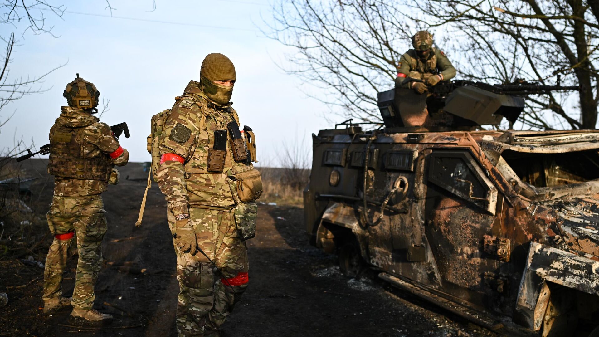Российские военнослужащие у подбитого бронеавтомобиля Козак ВСУ в Суджанском районе Курской области - РИА Новости, 1920, 20.03.2025