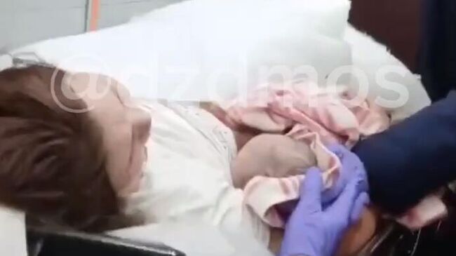 Врачи Центра экстренной медицинской помощи приняли роды у женщины, которая начала рожать в машине. Кадр видео