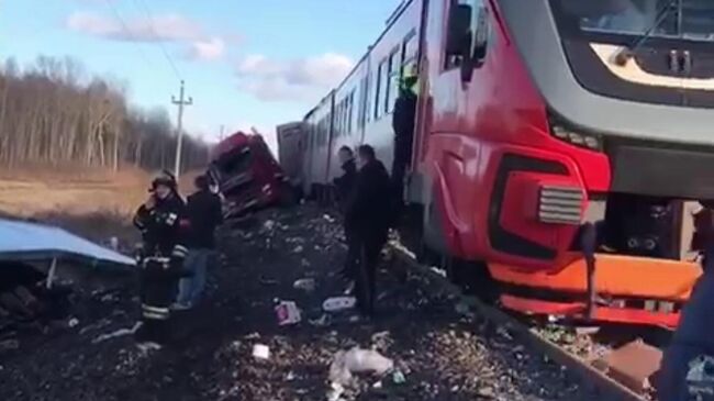 На месте ДТП на железнодорожном переезде в Ярославской области. Кадр видео