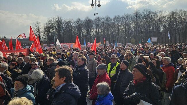 Участники демонстрации перед Бранденбургскими воротами в Берлине, Германия. 15 марта 2025