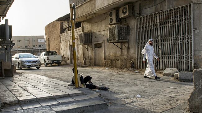 Ребенок просит милостыню в Эр-Рияде, Саудовская Аравия