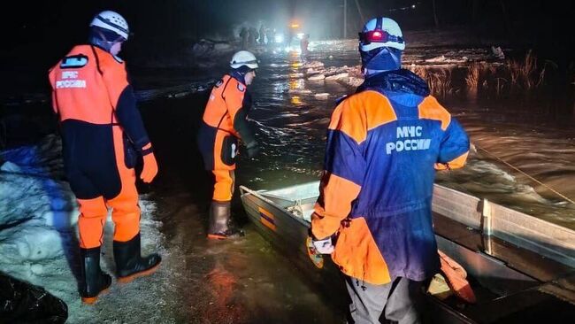 Спасатели эвакуируют 35 человек с территории термобань в селе в Башкирии, заблокированных из-за перелива воды через мост