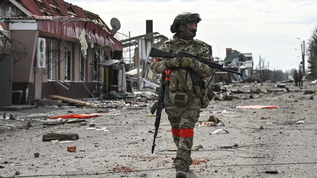 Военнослужащий РФ в освобожденной Судже