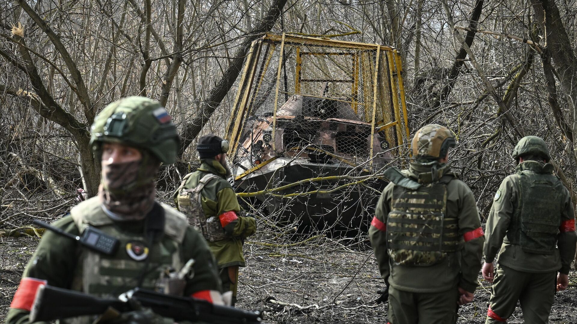Военнослужащие ВС России в освобожденном селе Гончаровка в Курской области Военнослужащие ВС России в освобожденном селе Гончаровка в Курской области - РИА Новости, 1920, 10.05.2025
