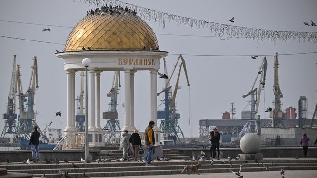 Отдыхающие на набережной в Бердянске