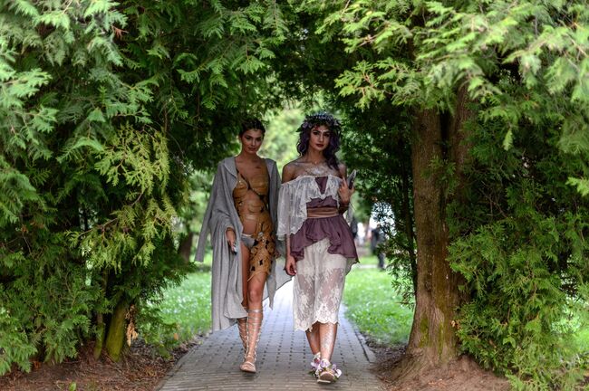 Участницы фестиваля искусств и костюмированного бала Midsummer Night’s Dream в усадьбе Середниково Участницы фестиваля искусств и костюмированного бала Midsummer Night’s Dream в усадьбе Середниково