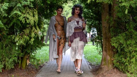 Участницы фестиваля искусств и костюмированного бала Midsummer Night’s Dream в усадьбе Середниково