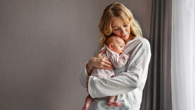 Девушка с новорожденным ребенком