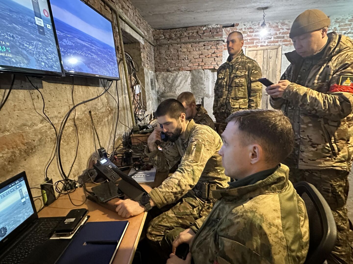 Бойцы 11-й гвардейской отдельной десантно-штурмовой бригады в освобожденной Судже Бойцы 11-й гвардейской отдельной десантно-штурмовой бригады в освобожденной Судже
