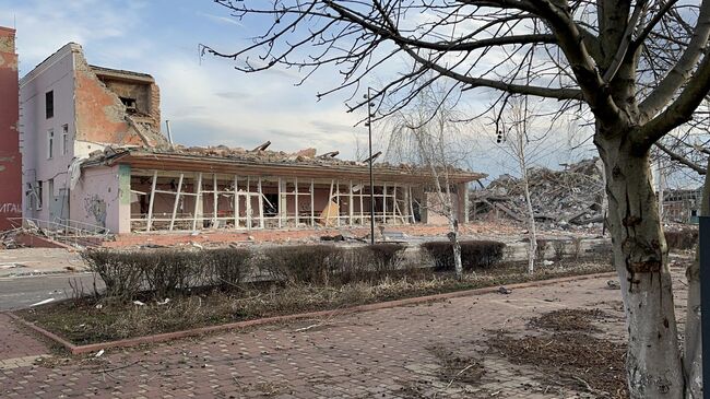 Разрушенное здание в освобожденной Судже Разрушенное здание в освобожденной Судже