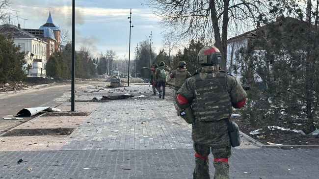 Бойцы 11-й гв ОДШБР в освобожденной Судже Бойцы 11-й гв ОДШБР в освобожденной Судже