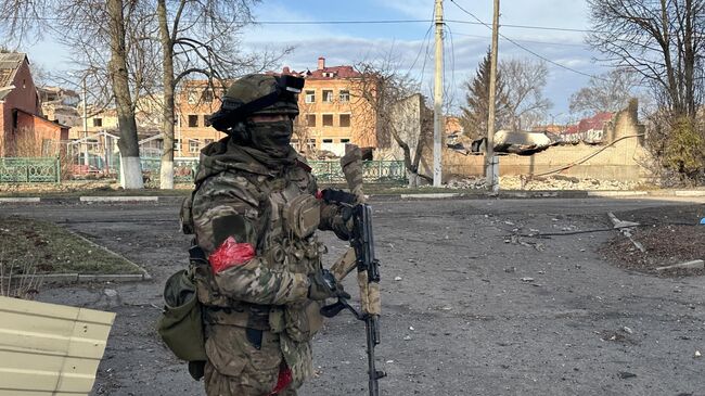 Бойцы 11-й гв ОДШБР в освобожденной Судже Бойцы 11-й гв ОДШБР в освобожденной Судже