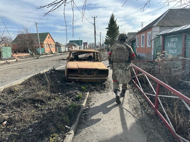 Бойцы 11-й гв ОДШБР в освобожденной Судже Бойцы 11-й гв ОДШБР в освобожденной Судже