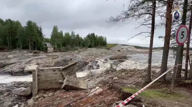 Место разрушения временной строительной перемычки, возведенной для проведения ремонтных работ на плотине 11-го шлюза Беломоро-Балтийского канала в Карелии