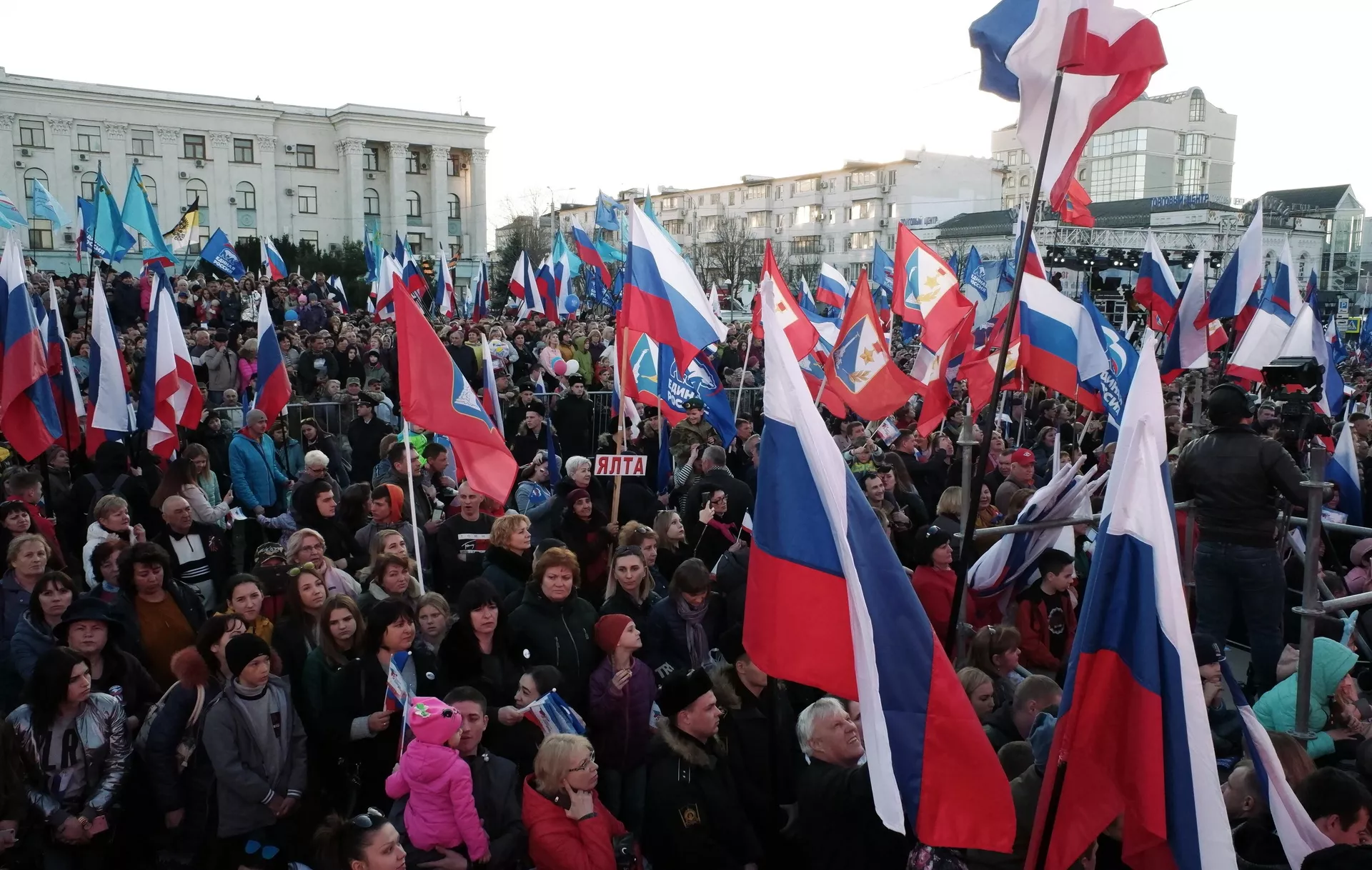 Жители, собравшиеся в центре Симферополя перед началом концерта в честь пятилетия воссоединения Крыма с Россией - РИА Новости, 1920, 17.03.2025