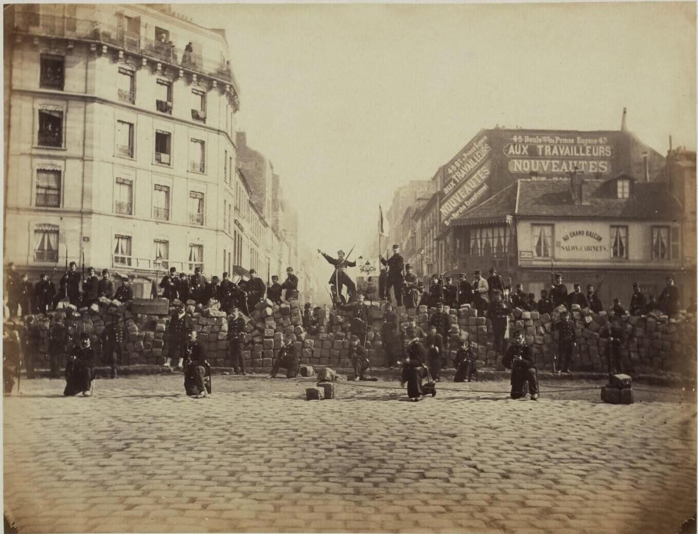 Баррикады в Париже во время Парижской коммуны - РИА Новости, 1920, 17.03.2025