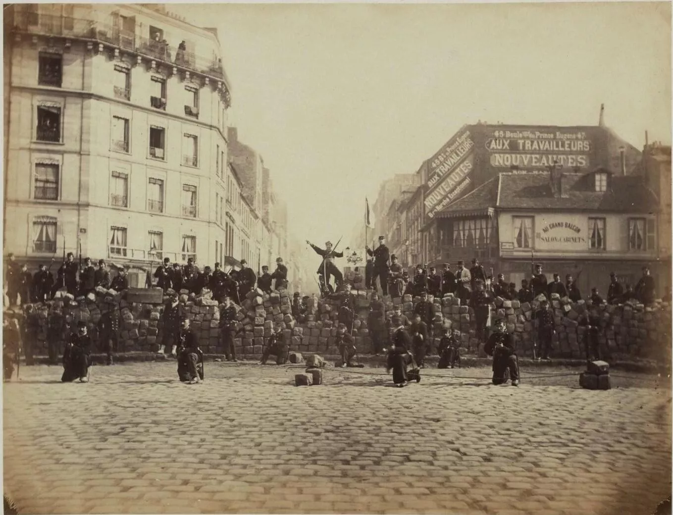 Баррикады в Париже во время Парижской коммуны - РИА Новости, 1920, 17.03.2025
