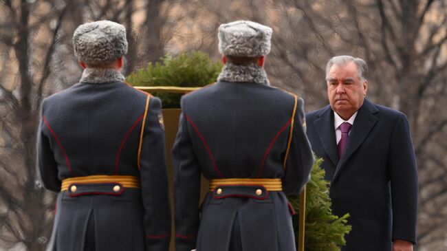 Президент Таджикистана Эмомали Рахмон на церемонии возложения цветов к Могиле Неизвестного Солдата в Александровском саду в Москве