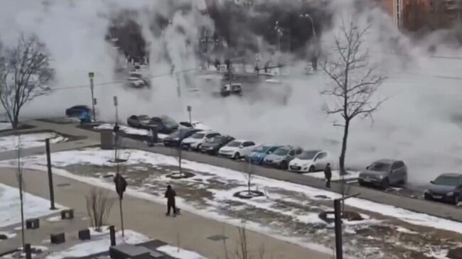 Последствия прорыва трубы на улице Полярной в Москве