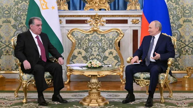 Владимир Путин и президент Таджикистана Эмомали Рахмон во время встречи