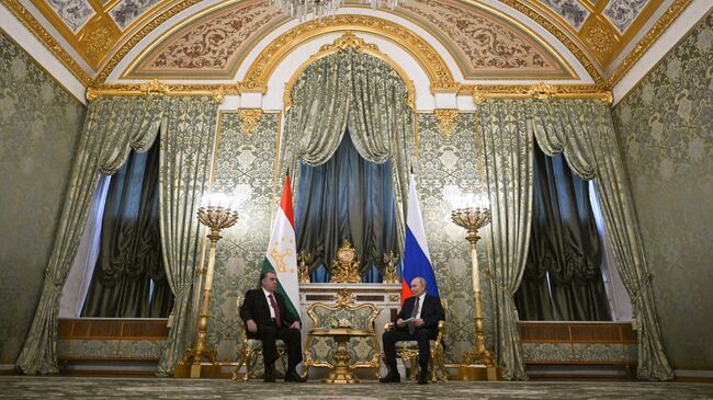 Президент РФ Владимир Путин и президент Таджикистана Эмомали Рахмон во время встречи