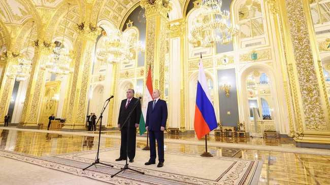 Владимир Путин и президент Таджикистана Эмомали Рахмон во время встречи