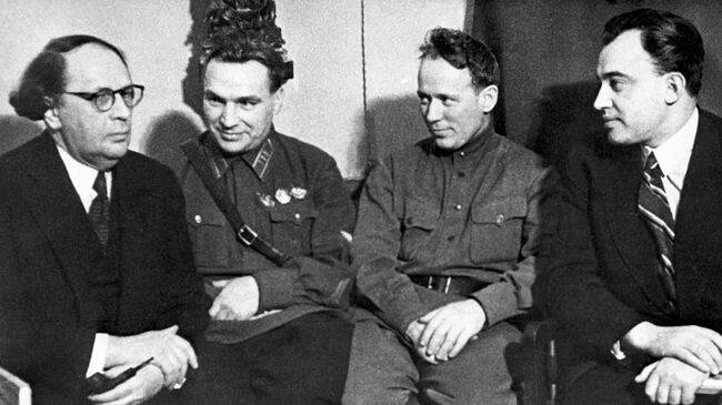 Алексей Николаевич Толстой, Герой Советского Союза Валерий Павлович Чкалов, Михаил Александрович Шолохов и Александр Евдокимович Корнейчук Алексей Николаевич Толстой, Герой Советского Союза Валерий Павлович Чкалов, Михаил Александрович Шолохов и Александр Евдокимович Корнейчук