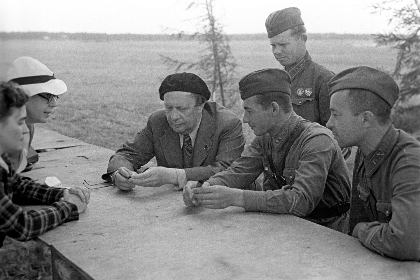 Писатель Алексей Толстой на встрече с летчиками, защитниками Одессы, 1941 год Писатель Алексей Толстой на встрече с летчиками, защитниками Одессы, 1941 год