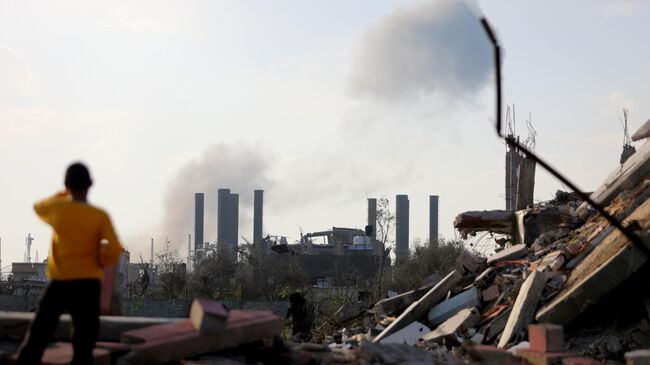 Дым на месте израильского удара в лагере беженцев Нусейрат в секторе Газа. 18 марта 2025