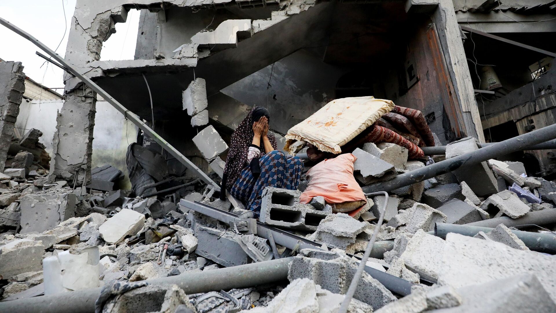 Женщина на руинах разрушенного дома в лагере беженцев Нусейрат в секторе Газа - РИА Новости, 1920, 18.03.2025