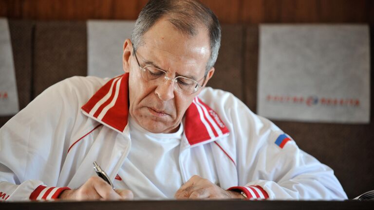 Министр иностранных дел РФ Сергей Лавров в салоне самолета во время работы с документами Министр иностранных дел РФ Сергей Лавров в салоне самолета во время работы с документами
