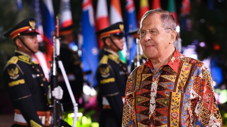 Министр иностранных дел РФ Сергей Лавров во время гала-ужина в рамках 18-го Восточноазиатского саммита в Джакарте Министр иностранных дел РФ Сергей Лавров во время гала-ужина в рамках 18-го Восточноазиатского саммита в Джакарте