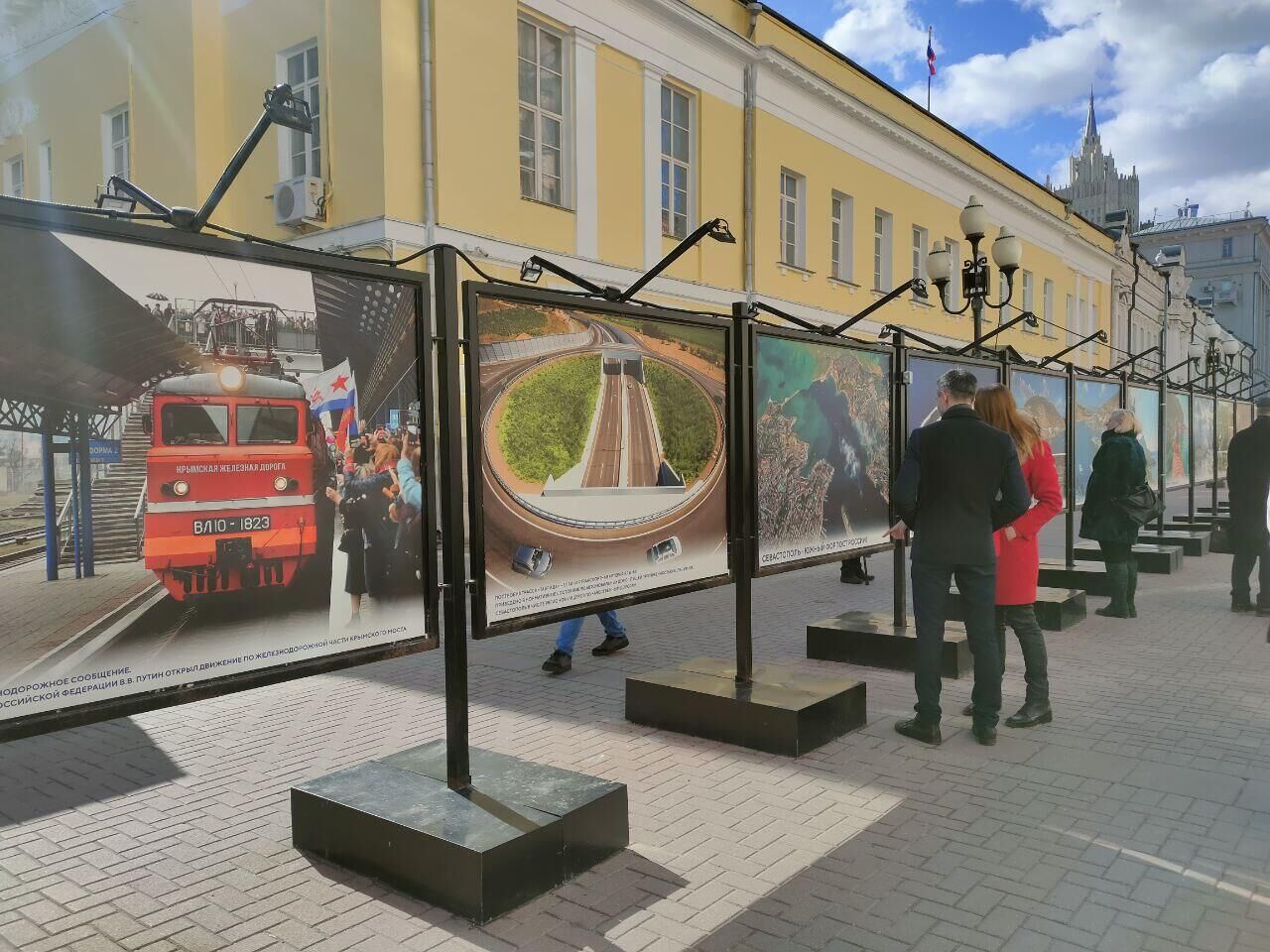Открытие фотовыставок к годовщине воссоединения Крыма с Россией на Арбате в Москве - РИА Новости, 1920, 18.03.2025