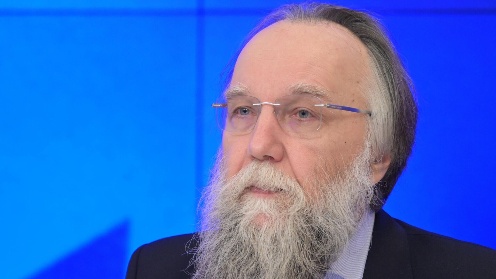 Философ, политолог, социолог, общественный деятель Александр Дугин во время пресс-конференции - РИА Новости, 1920, 01.04.2025
