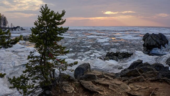 Побережье озера Байкал около поселка Горячинск в Прибайкальском районе республики Бурятия