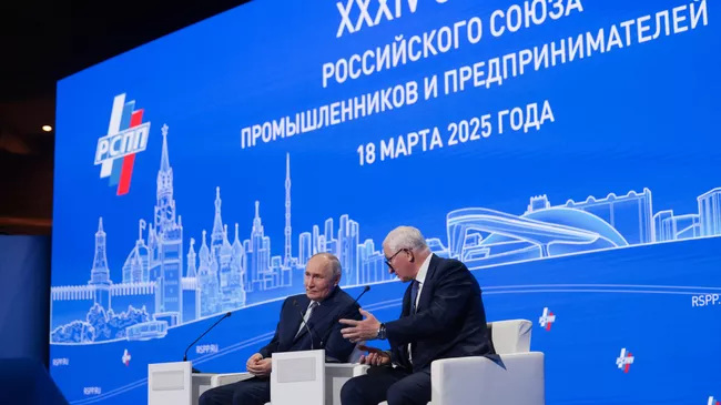 Президент РФ Владимир Путин и президент Российского союза промышленников и предпринимателей Александр Шохин на XXXIV Съезде РСПП