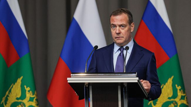 Заместитель председателя Совета безопасности РФ, председатель партии Единая Россия Дмитрий Медведев выступает на итоговом заседании коллегии министерства юстиции. 18 марта 2025