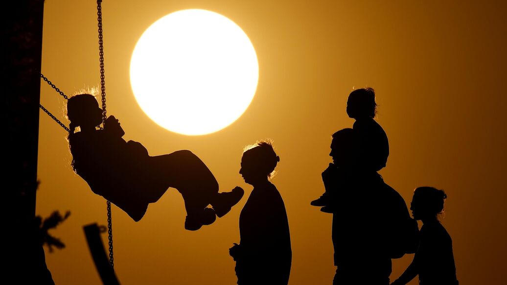 Более семи миллионов работающих родителей получат семейную выплату