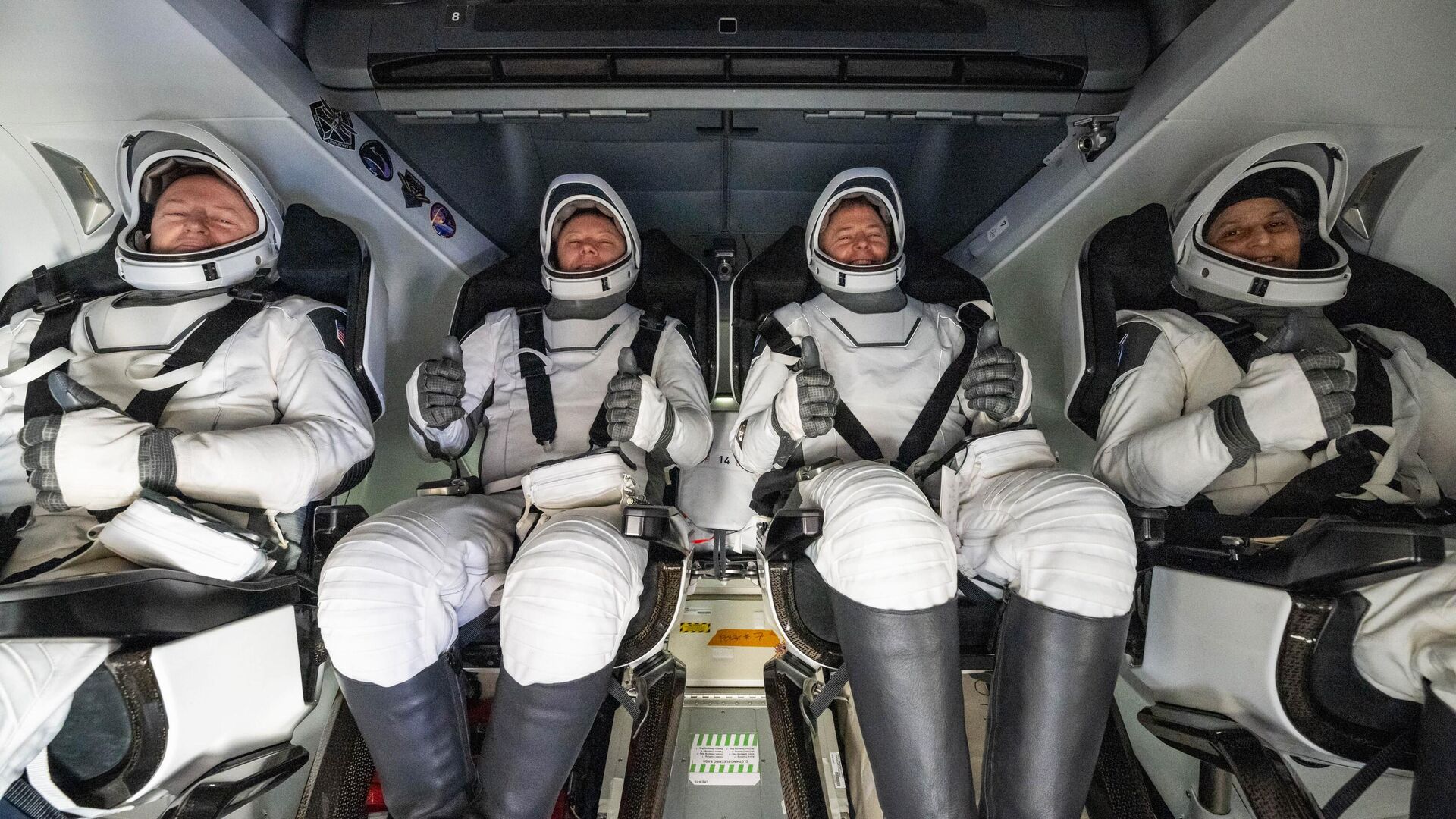 Экипаж миссии Crew-9 астронавт NASA Бутч Уилмор, космонавт Роскосмоса Александр Горбунов, астронавты NASA Ник Хейг и Суни Уильямс внутри космического корабля SpaceX Dragon. 18 марта 2025 - РИА Новости, 1920, 18.03.2025