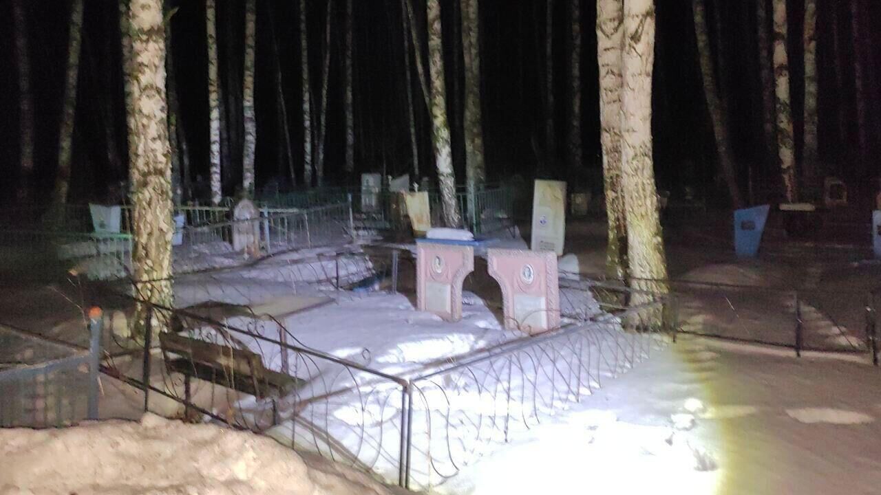 Место на кладбище в городе Ачинске, где предположительно записывалось видеообращение несовершеннолетней - РИА Новости, 1920, 19.03.2025