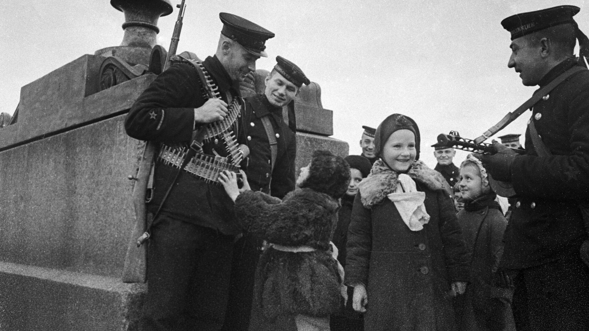 Советские моряки общаются с детьми на набережной реки Невы - РИА Новости, 1920, 21.03.2025