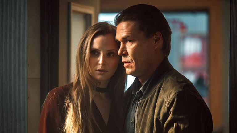 Кадр из сериала Опасная близость